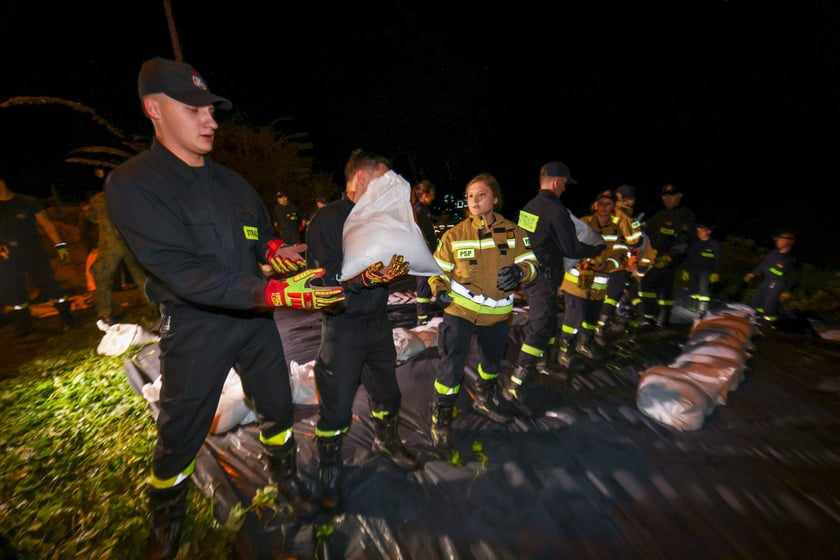 Akcja straży pożarnej i wojska na Marszowicach - wzmacnianie wałów. 17 września 2024