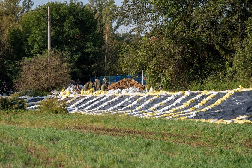 Obrona Marszowic. Strażacy i żołnierze podwyższają wał przeciwpowodziowy
