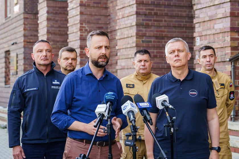 Wicepremier i szef MON Władysław Kosiniak-Kamysz i minister spraw wewnętrznych Tomasz Siemoniak na konferencji prasowej przed komendą wojewódzką Policji przy Podwalu