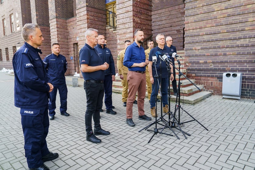 Wicepremier i szef MON Władysław Kosiniak-Kamysz i minister spraw wewnętrznych Tomasz Siemoniak na konferencji prasowej przed komendą wojewódzką Policji przy Podwalu