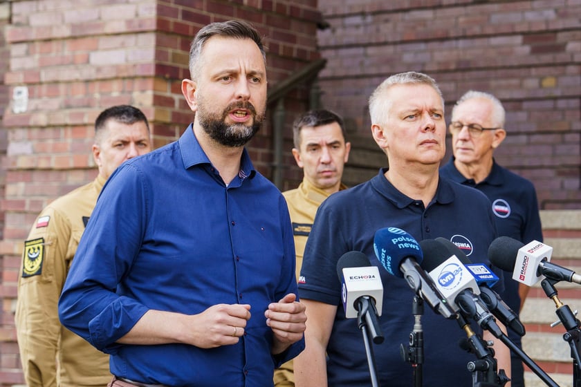 Wicepremier i szef MON Władysław Kosiniak-Kamysz i minister spraw wewnętrznych Tomasz Siemoniak na konferencji prasowej przed komendą wojewódzką Policji przy Podwalu