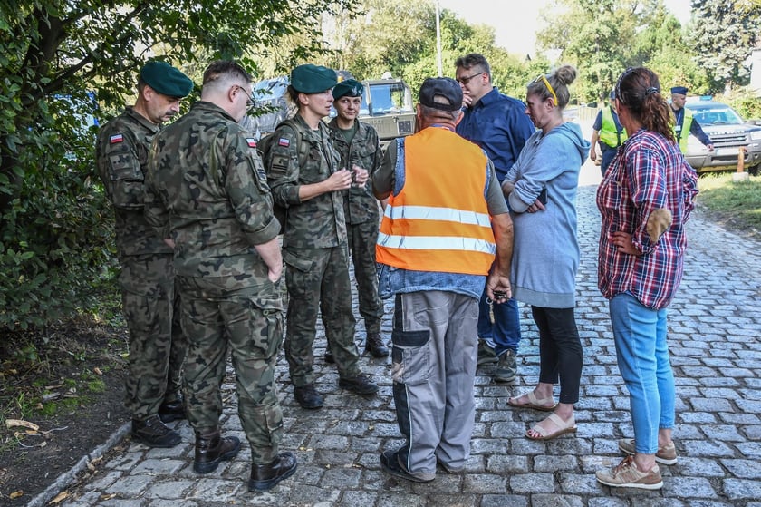 Żołnierze 10 Wrocławskiej Brygady Łączności w akcji na Leśnicy