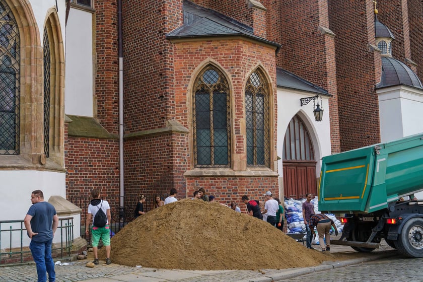 Mieszkańcy jednoczą się przy budowie wałów w okolicach Ostrowa Tumskiego