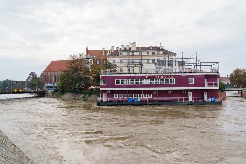 Statki i łodzie wrocławskiej żeglugi wycieczkowej na Odrze w okresie zagrożenia powodzią