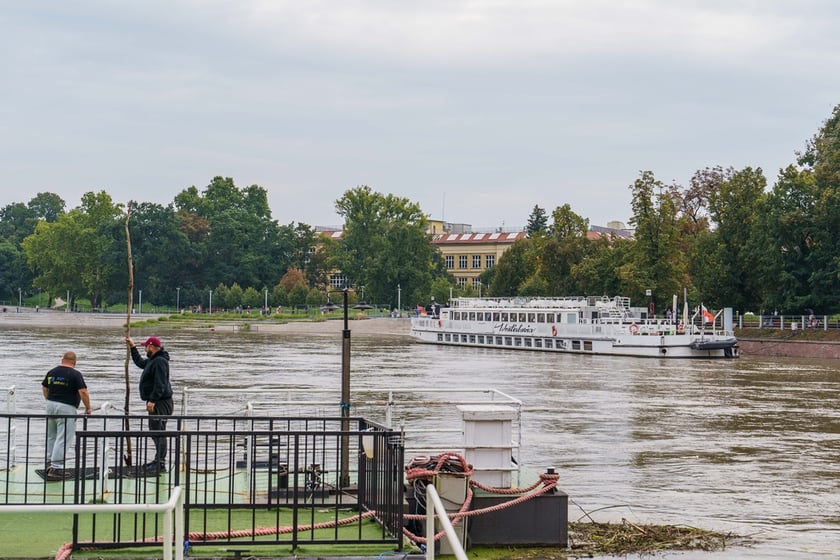 Statki i łodzie wrocławskiej żeglugi wycieczkowej na Odrze w okresie zagrożenia powodzią