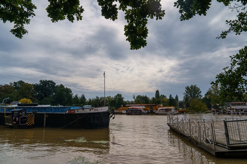 Statki i łodzie wrocławskiej żeglugi wycieczkowej na Odrze w okresie zagrożenia powodzią