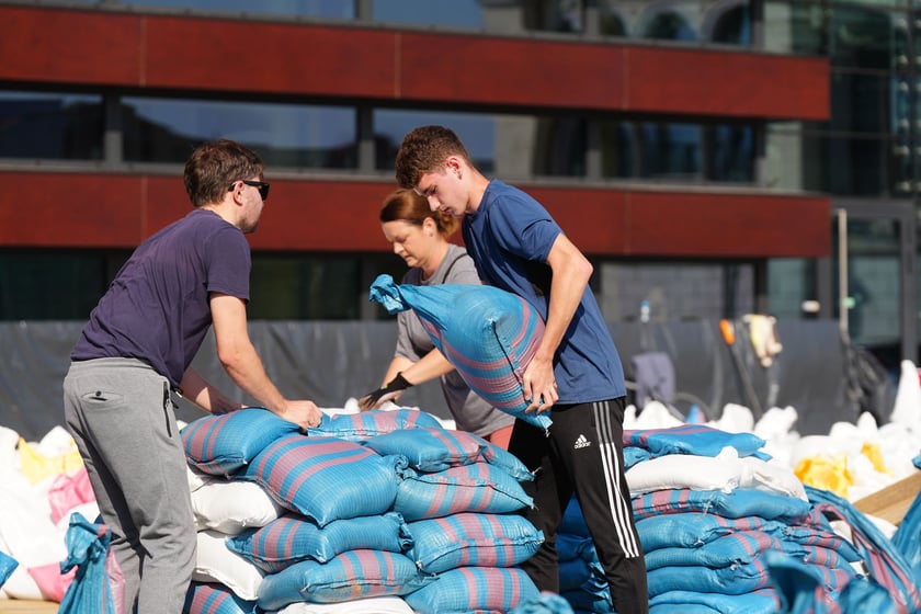 Wrocławianie układają worki z piaskiem pod NFM-em 18 września 2024 roku
