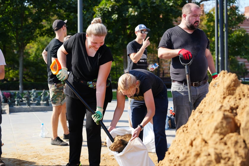 Wrocławianie układają worki z piaskiem pod NFM-em 18 września 2024 roku