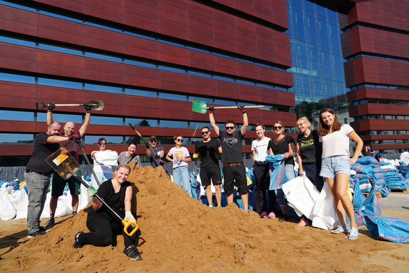 Wrocławianie układają worki z piaskiem pod NFM-em 18 września 2024 roku