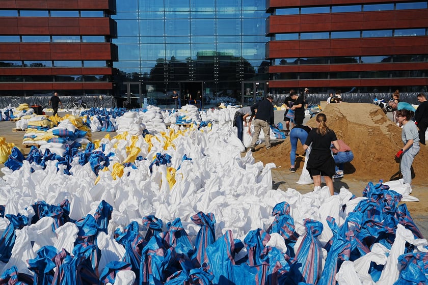 Wrocławianie układają worki z piaskiem pod NFM-em 18 września 2024 roku