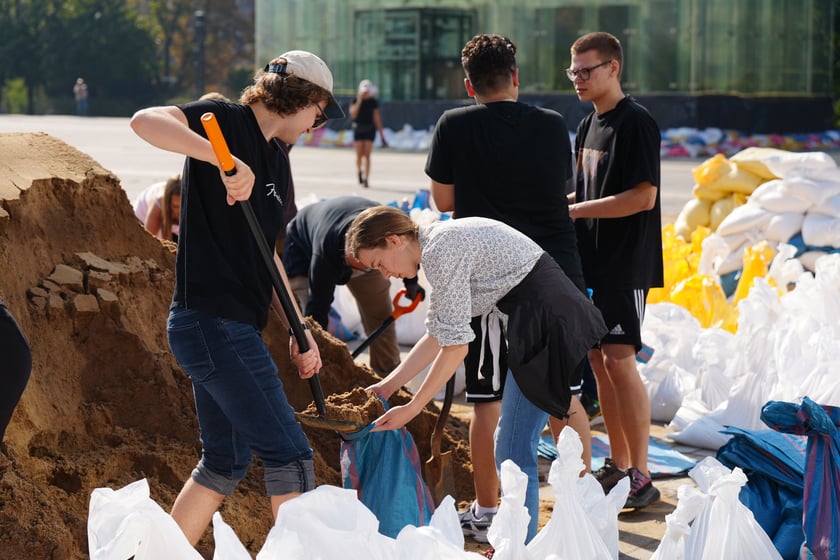 Wrocławianie układają worki z piaskiem pod NFM-em 18 września 2024 roku