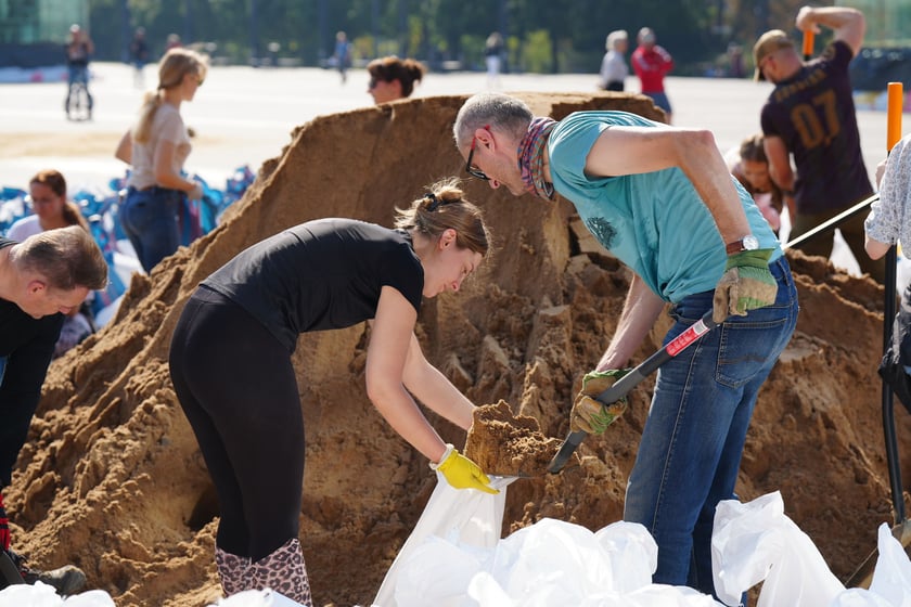 Wrocławianie układają worki z piaskiem pod NFM-em 18 września 2024 roku