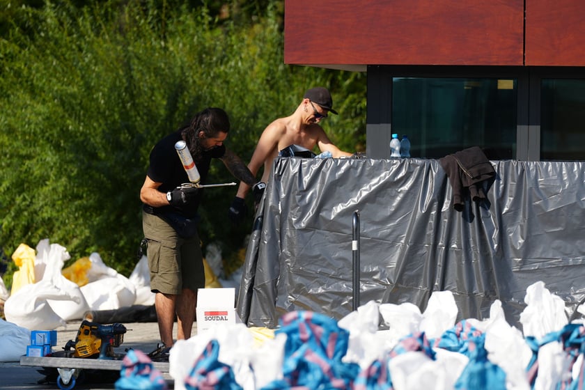 Wrocławianie układają worki z piaskiem pod NFM-em 18 września 2024 roku