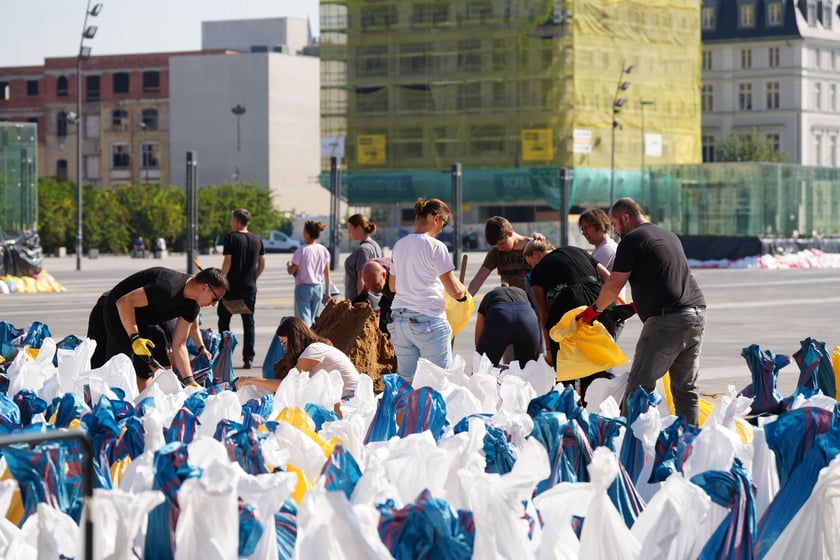 Wrocławianie układają worki z piaskiem pod NFM-em 18 września 2024 roku