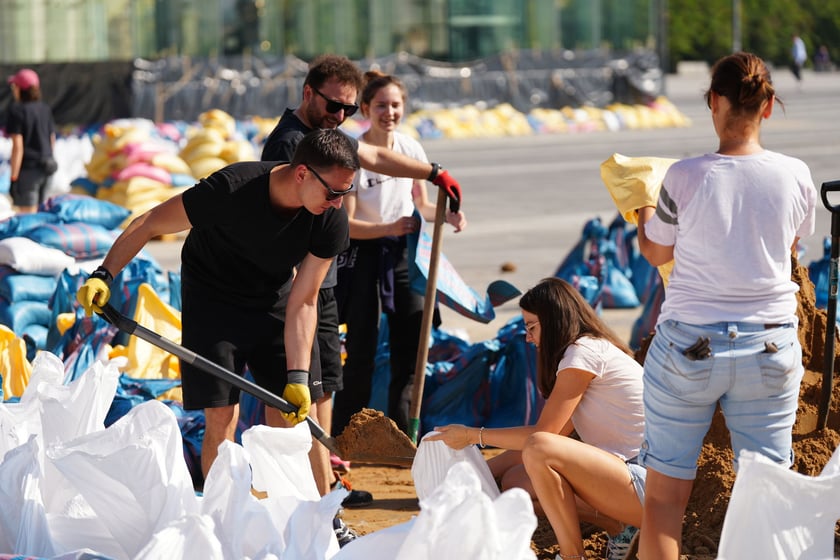 Wrocławianie układają worki z piaskiem pod NFM-em 18 września 2024 roku