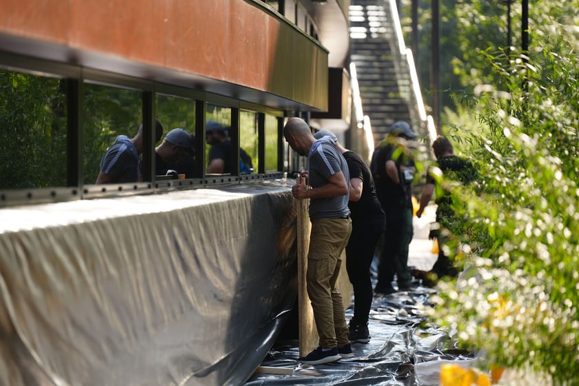 Wrocławianie układają worki z piaskiem pod NFM-em 18 września 2024 roku