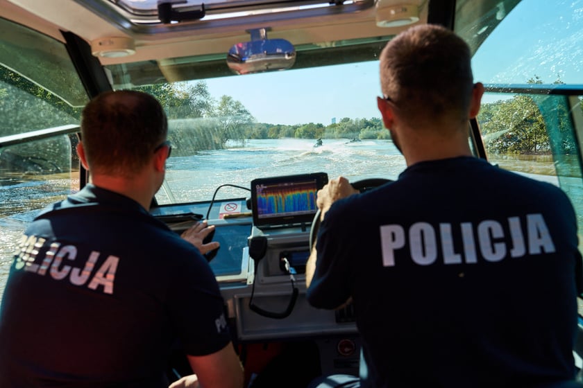 Patrol policyjny na Odrze we Wrocławiu