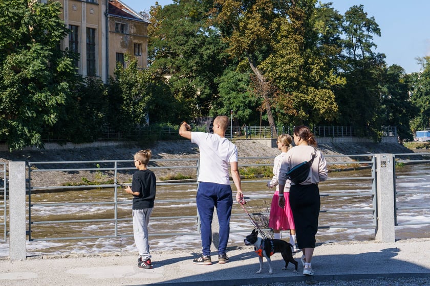 Mieszkańcy Wrocławia spacerują nad Odrą 22.09.2024