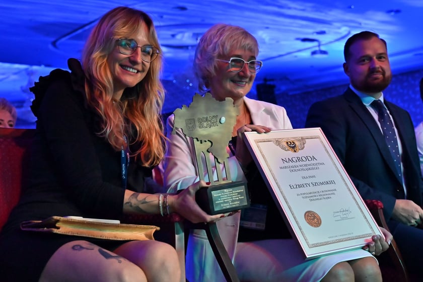 Małgorzata Szumska i Elżbieta Szumska podczas Forum Ekonomicznego w Karpaczu po odebraniu nagordy marszłka wojew&oacute;dztwa dolnośląskiego za wkład w rozw&oacute;j i promocję regionu