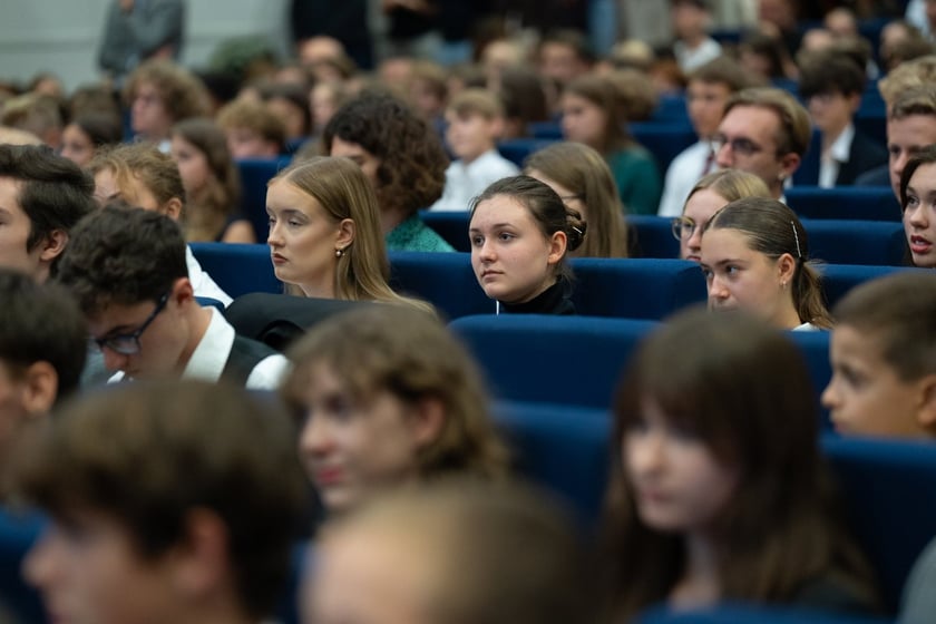 Uroczystość wręczenia dyplom&oacute;w w ramach &bdquo;Wrocławskiego Programu Wspierania Uzdolnionych &ndash; PROMOVERE TALENTA&rdquo; w auli Liceum Og&oacute;lnokształcącego nr XIV