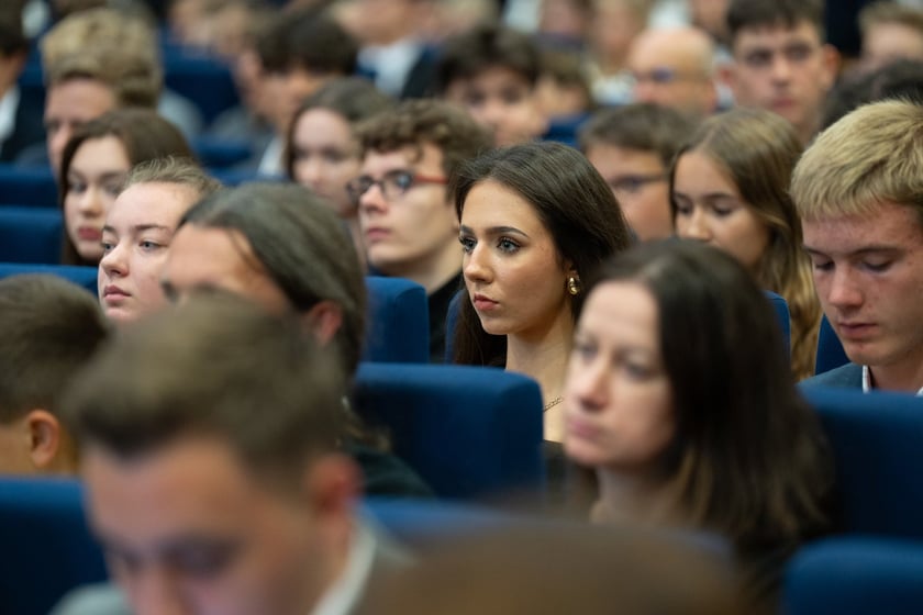 Uroczystość wręczenia dyplom&oacute;w w ramach &bdquo;Wrocławskiego Programu Wspierania Uzdolnionych &ndash; PROMOVERE TALENTA&rdquo; w auli Liceum Og&oacute;lnokształcącego nr XIV