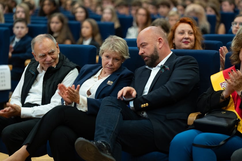 Uroczystość wręczenia dyplom&oacute;w w ramach &bdquo;Wrocławskiego Programu Wspierania Uzdolnionych &ndash; PROMOVERE TALENTA&rdquo; w auli Liceum Og&oacute;lnokształcącego nr XIV