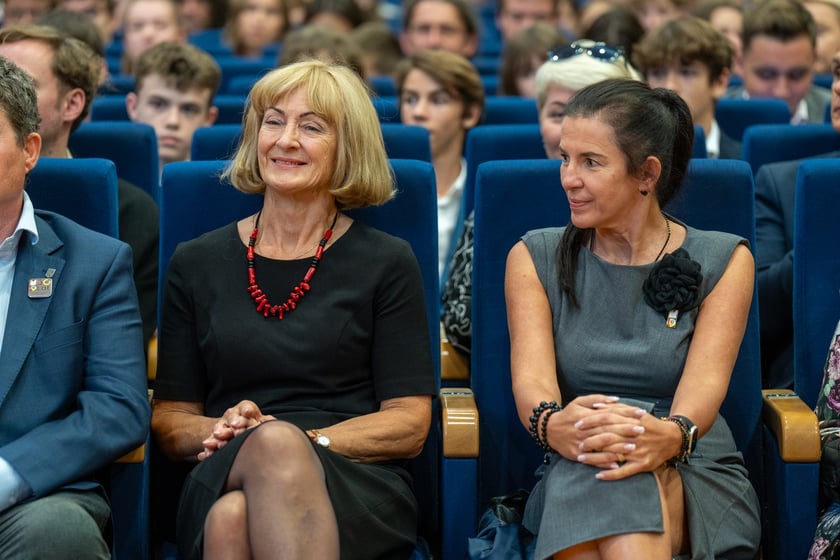 Uroczystość wręczenia dyplom&oacute;w w ramach &bdquo;Wrocławskiego Programu Wspierania Uzdolnionych &ndash; PROMOVERE TALENTA&rdquo; w auli Liceum Og&oacute;lnokształcącego nr XIV