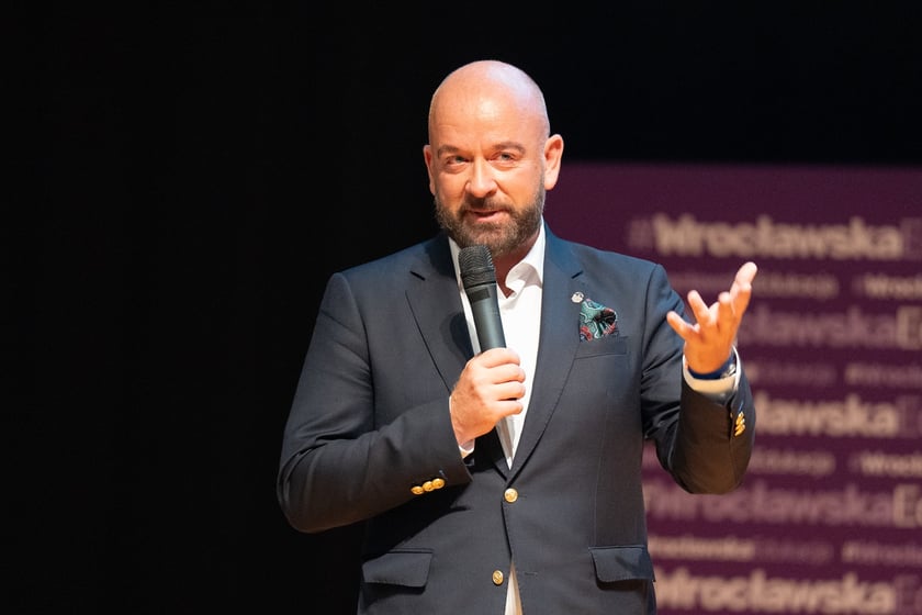 Uroczystość wręczenia dyplom&oacute;w w ramach &bdquo;Wrocławskiego Programu Wspierania Uzdolnionych &ndash; PROMOVERE TALENTA&rdquo; w auli Liceum Og&oacute;lnokształcącego nr XIV