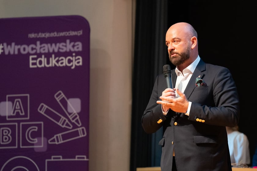 Uroczystość wręczenia dyplom&oacute;w w ramach &bdquo;Wrocławskiego Programu Wspierania Uzdolnionych &ndash; PROMOVERE TALENTA&rdquo; w auli Liceum Og&oacute;lnokształcącego nr XIV
