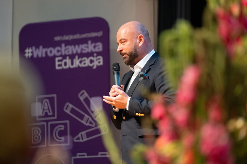 Uroczystość wręczenia dyplom&oacute;w w ramach &bdquo;Wrocławskiego Programu Wspierania Uzdolnionych &ndash; PROMOVERE TALENTA&rdquo; w auli Liceum Og&oacute;lnokształcącego nr XIV
