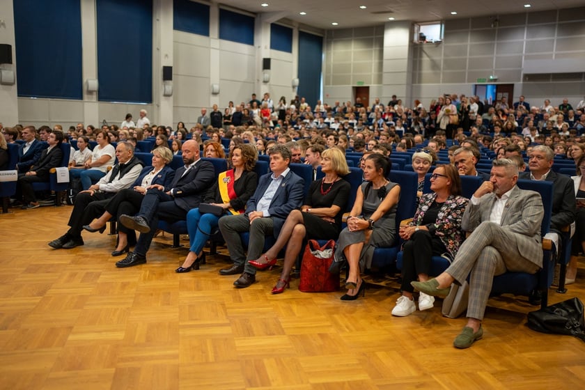 Uroczystość wręczenia dyplom&oacute;w w ramach &bdquo;Wrocławskiego Programu Wspierania Uzdolnionych &ndash; PROMOVERE TALENTA&rdquo; w auli Liceum Og&oacute;lnokształcącego nr XIV