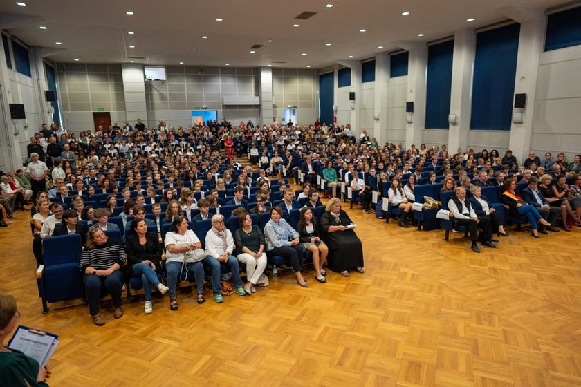 Uroczystość wręczenia dyplom&oacute;w w ramach &bdquo;Wrocławskiego Programu Wspierania Uzdolnionych &ndash; PROMOVERE TALENTA&rdquo; w auli Liceum Og&oacute;lnokształcącego nr XIV
