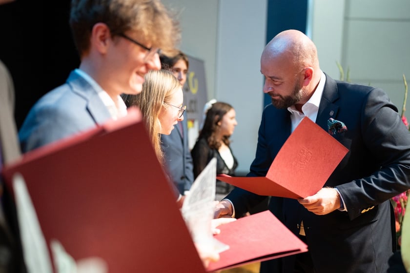 Uroczystość wręczenia dyplom&oacute;w w ramach &bdquo;Wrocławskiego Programu Wspierania Uzdolnionych &ndash; PROMOVERE TALENTA&rdquo; w auli Liceum Og&oacute;lnokształcącego nr XIV