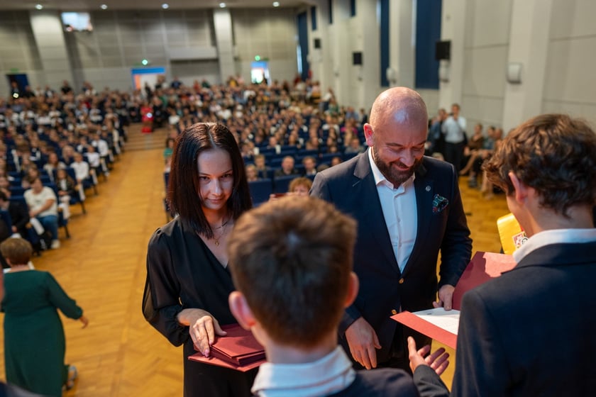 Uroczystość wręczenia dyplom&oacute;w w ramach &bdquo;Wrocławskiego Programu Wspierania Uzdolnionych &ndash; PROMOVERE TALENTA&rdquo; w auli Liceum Og&oacute;lnokształcącego nr XIV