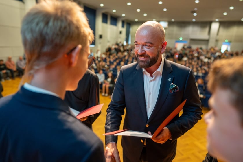 Uroczystość wręczenia dyplom&oacute;w w ramach &bdquo;Wrocławskiego Programu Wspierania Uzdolnionych &ndash; PROMOVERE TALENTA&rdquo; w auli Liceum Og&oacute;lnokształcącego nr XIV