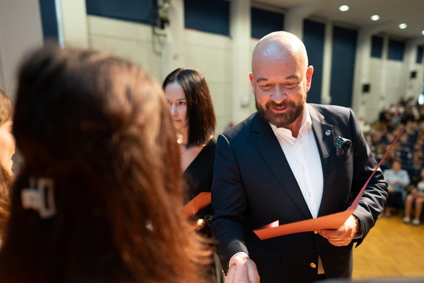 Uroczystość wręczenia dyplom&oacute;w w ramach &bdquo;Wrocławskiego Programu Wspierania Uzdolnionych &ndash; PROMOVERE TALENTA&rdquo; w auli Liceum Og&oacute;lnokształcącego nr XIV