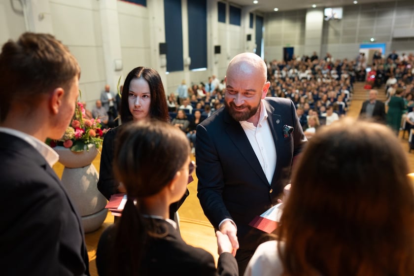 Uroczystość wręczenia dyplom&oacute;w w ramach &bdquo;Wrocławskiego Programu Wspierania Uzdolnionych &ndash; PROMOVERE TALENTA&rdquo; w auli Liceum Og&oacute;lnokształcącego nr XIV