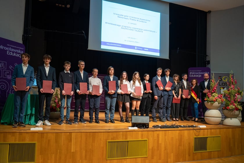 Uroczystość wręczenia dyplom&oacute;w w ramach &bdquo;Wrocławskiego Programu Wspierania Uzdolnionych &ndash; PROMOVERE TALENTA&rdquo; w auli Liceum Og&oacute;lnokształcącego nr XIV