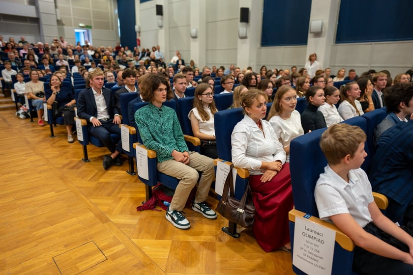Uroczystość wręczenia dyplom&oacute;w w ramach &bdquo;Wrocławskiego Programu Wspierania Uzdolnionych &ndash; PROMOVERE TALENTA&rdquo; w auli Liceum Og&oacute;lnokształcącego nr XIV