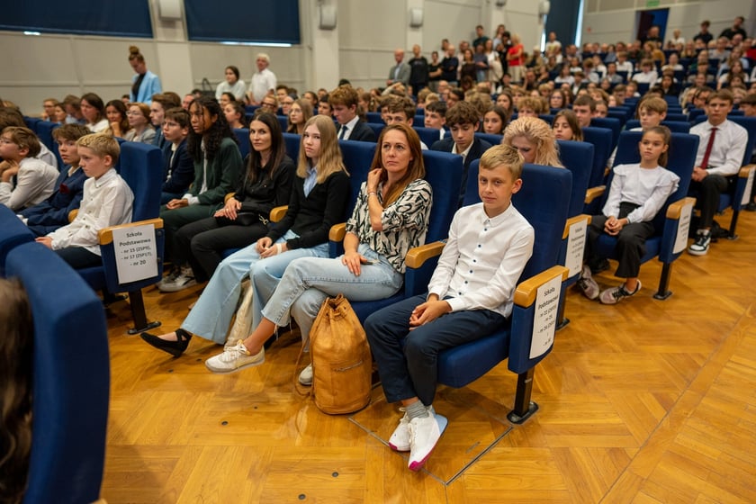 Uroczystość wręczenia dyplom&oacute;w w ramach &bdquo;Wrocławskiego Programu Wspierania Uzdolnionych &ndash; PROMOVERE TALENTA&rdquo; w auli Liceum Og&oacute;lnokształcącego nr XIV