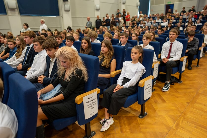 Uroczystość wręczenia dyplom&oacute;w w ramach &bdquo;Wrocławskiego Programu Wspierania Uzdolnionych &ndash; PROMOVERE TALENTA&rdquo; w auli Liceum Og&oacute;lnokształcącego nr XIV