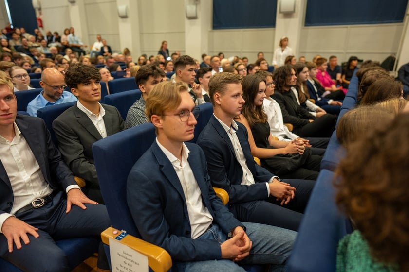 Uroczystość wręczenia dyplom&oacute;w w ramach &bdquo;Wrocławskiego Programu Wspierania Uzdolnionych &ndash; PROMOVERE TALENTA&rdquo; w auli Liceum Og&oacute;lnokształcącego nr XIV