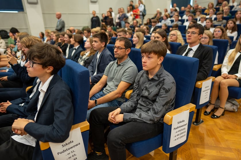 Uroczystość wręczenia dyplom&oacute;w w ramach &bdquo;Wrocławskiego Programu Wspierania Uzdolnionych &ndash; PROMOVERE TALENTA&rdquo; w auli Liceum Og&oacute;lnokształcącego nr XIV