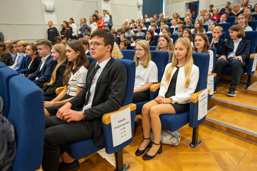 Uroczystość wręczenia dyplom&oacute;w w ramach &bdquo;Wrocławskiego Programu Wspierania Uzdolnionych &ndash; PROMOVERE TALENTA&rdquo; w auli Liceum Og&oacute;lnokształcącego nr XIV