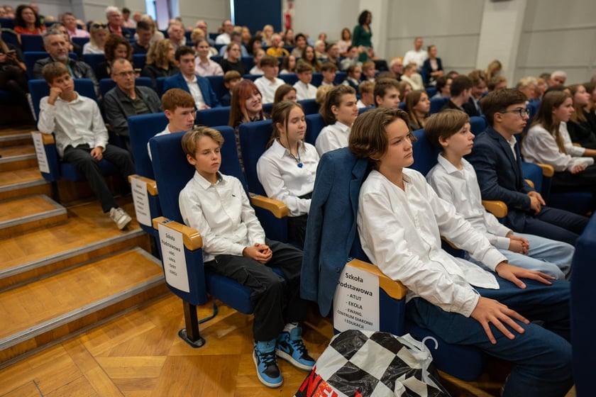 Uroczystość wręczenia dyplom&oacute;w w ramach &bdquo;Wrocławskiego Programu Wspierania Uzdolnionych &ndash; PROMOVERE TALENTA&rdquo; w auli Liceum Og&oacute;lnokształcącego nr XIV