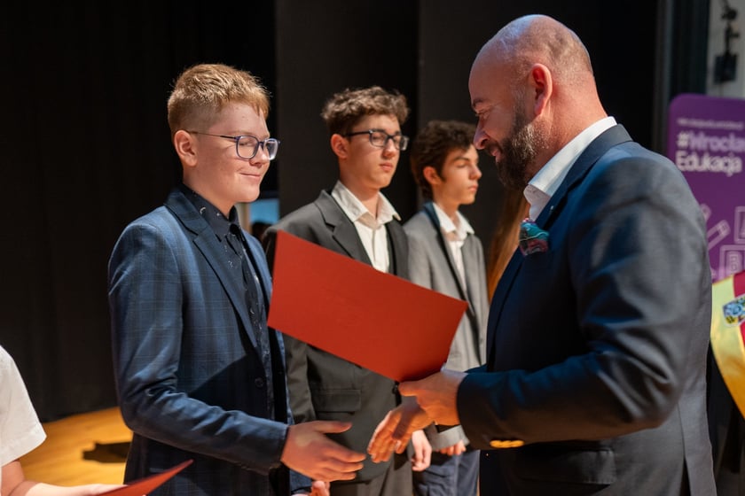 Uroczystość wręczenia dyplom&oacute;w w ramach &bdquo;Wrocławskiego Programu Wspierania Uzdolnionych &ndash; PROMOVERE TALENTA&rdquo; w auli Liceum Og&oacute;lnokształcącego nr XIV