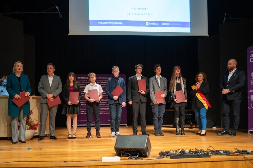 Uroczystość wręczenia dyplom&oacute;w w ramach &bdquo;Wrocławskiego Programu Wspierania Uzdolnionych &ndash; PROMOVERE TALENTA&rdquo; w auli Liceum Og&oacute;lnokształcącego nr XIV