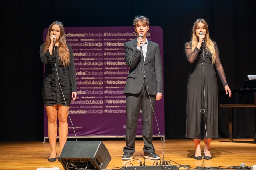 Uroczystość wręczenia dyplom&oacute;w w ramach &bdquo;Wrocławskiego Programu Wspierania Uzdolnionych &ndash; PROMOVERE TALENTA&rdquo; w auli Liceum Og&oacute;lnokształcącego nr XIV