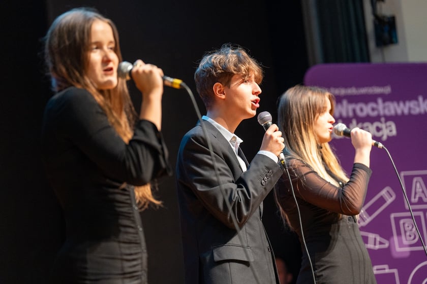 Uroczystość wręczenia dyplom&oacute;w w ramach &bdquo;Wrocławskiego Programu Wspierania Uzdolnionych &ndash; PROMOVERE TALENTA&rdquo; w auli Liceum Og&oacute;lnokształcącego nr XIV