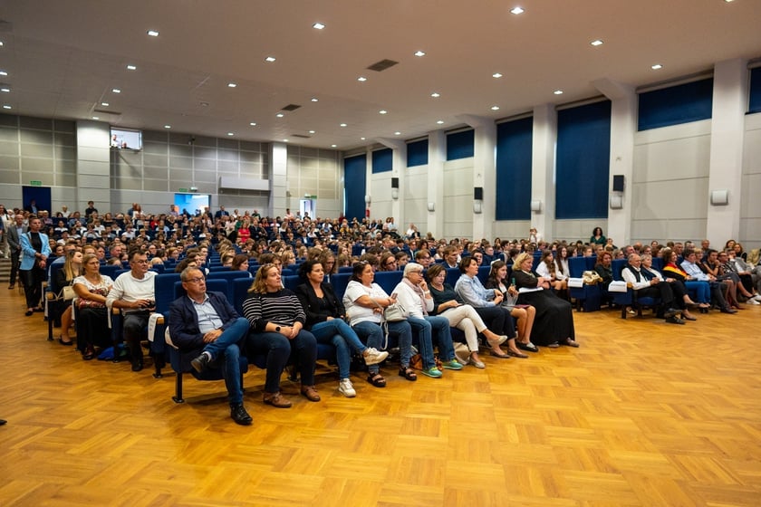Uroczystość wręczenia dyplom&oacute;w w ramach &bdquo;Wrocławskiego Programu Wspierania Uzdolnionych &ndash; PROMOVERE TALENTA&rdquo; w auli Liceum Og&oacute;lnokształcącego nr XIV